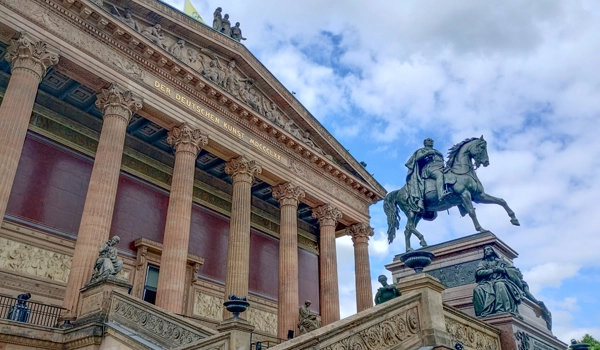 Eingangsportal zur Alten Nationalgalerie mit Reiterstandbild Friedrich Wilhelm IV.