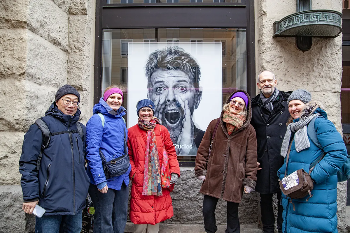 A group in front of the Hansa Studio