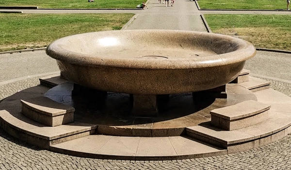 Die Granitschale vor dem Alten Museum, Berlin