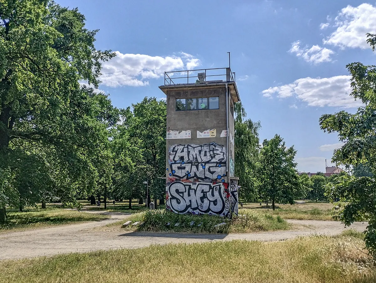 Ehemaliger DDR-Grenzwachturm auf der Lohmühleninsel, Berlin Kreuzberg