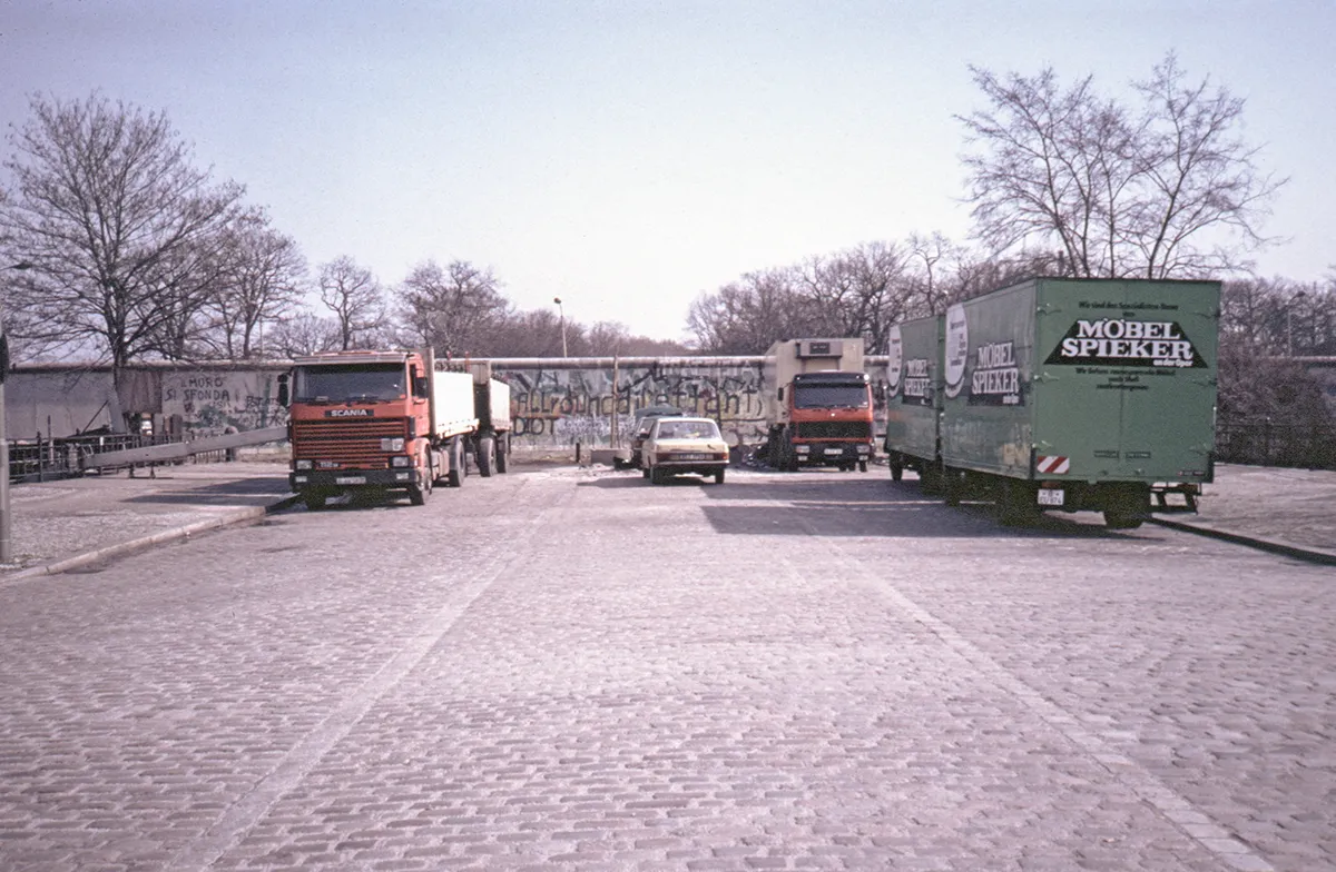 Parkende Autos vor der Berliner Mauer in Kreuzberg, 1987