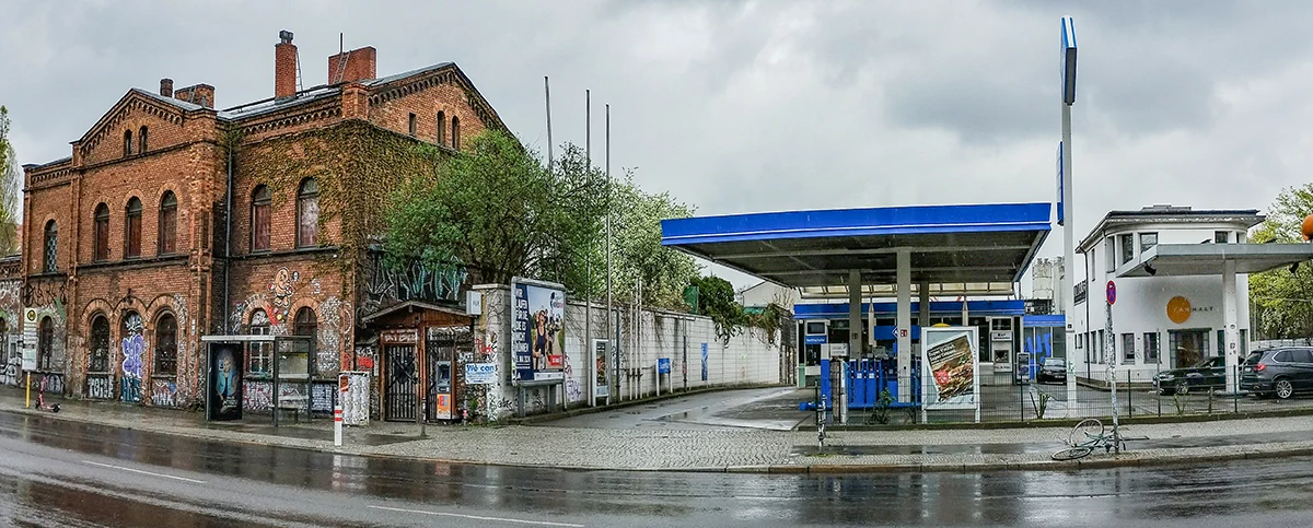 Zwei denkmalgeschützte Gebäude auf der Lohmühleninsel in Berlin: Das alte Zollhaus und die historische Tankstelle