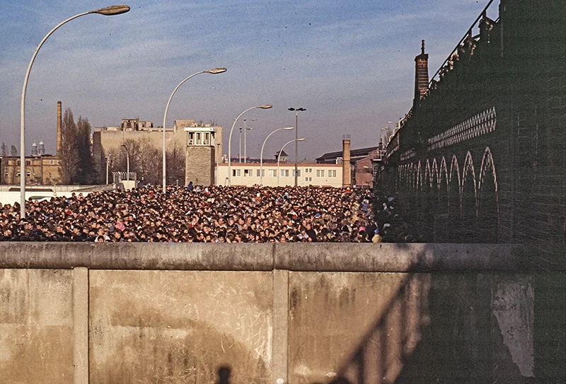 Menschenmengen von Ost-Berlinern überqueren die Oberbaumbrücke