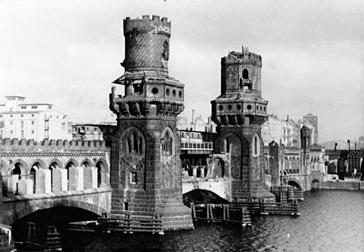 Foto der Oberbaumbrücke mit den halb zerstörten Türmen nach dem Krieg