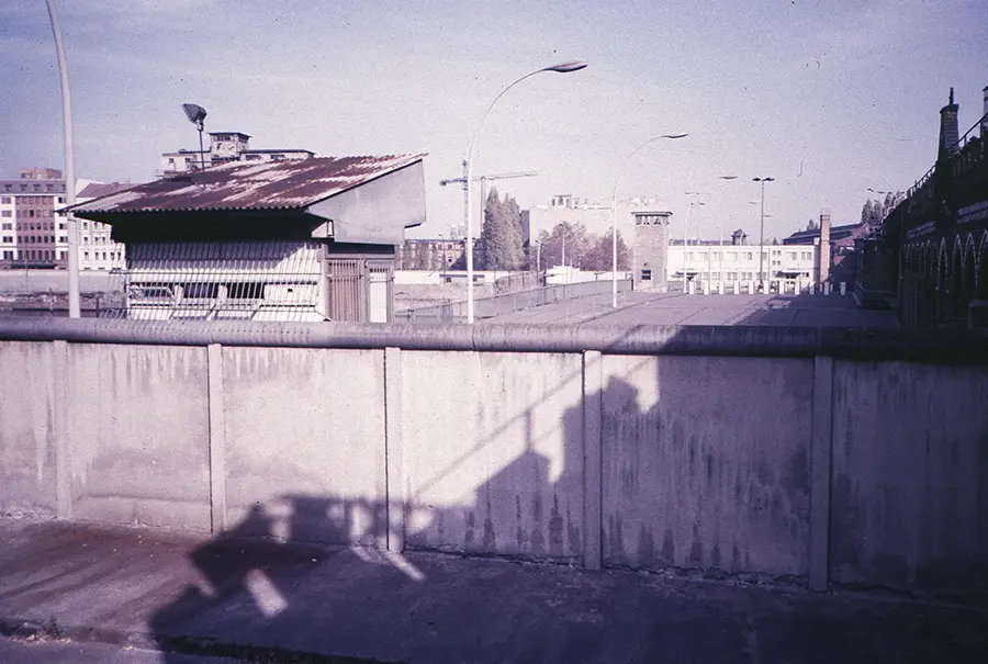 Der Grenzübergang Oberbaumbrücke ca. 1986. In der Mitte der Brücke stand einer der Wachtürme.