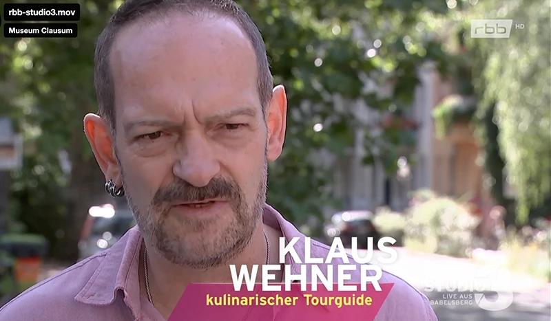 Video Still von Klaus während der rbb Dokumentation über seineKreuzberg Gastro Tour