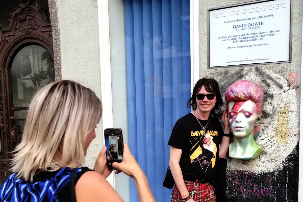 Fans in front of the memorial plaque for David Bowie, Hauptstrasse 155, Berlin