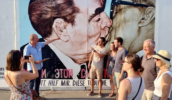 East Side Gallery Führung Berlin – Dmitri Vrubel Mauerbild