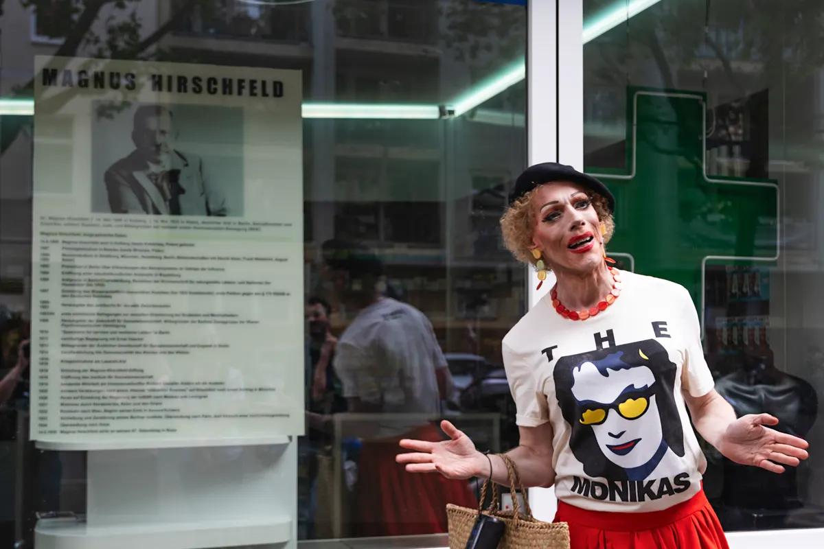 Drag Queen Gaby Tupper auf der Queer Drag Tour im Regenbogenkiez
