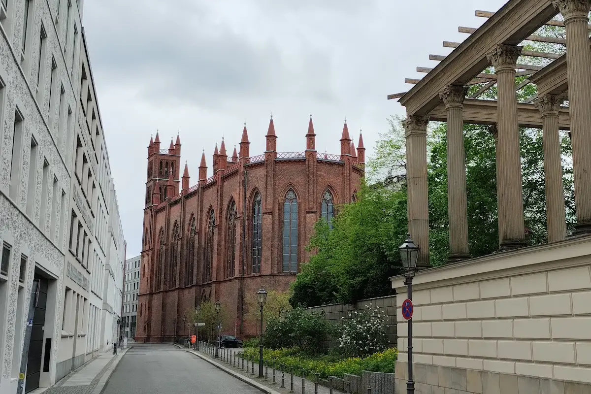 The Friedrichswerdersche Kirche with colonnade on the foreground