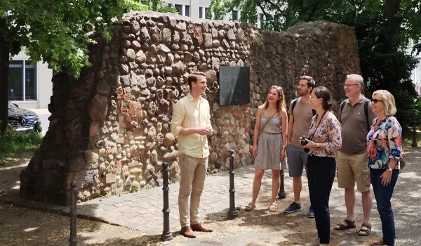 Eine Gruppe während einer Stadtführung in der historischen Ruine des Franziskaner Kloster, Berlin