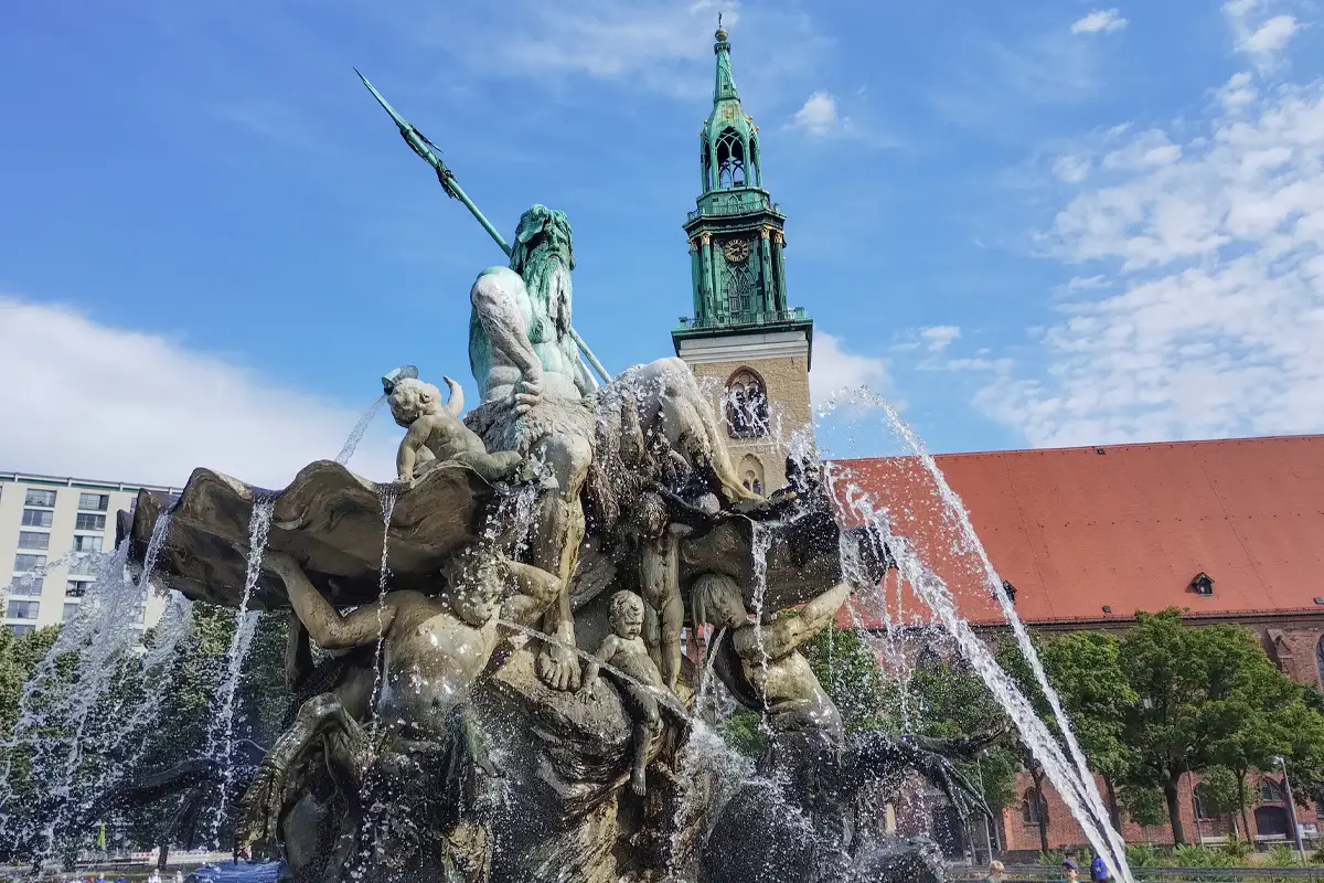 Neptunbrunnen und Marienkirche