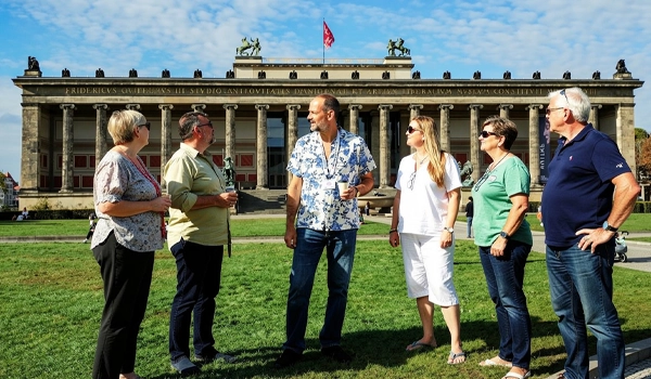 Gruppe vor dem ALten Museum, Lustgarten, Berlin
