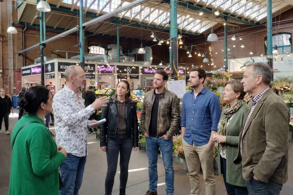Klaus mit einer Gruppe in der Markthalle 9