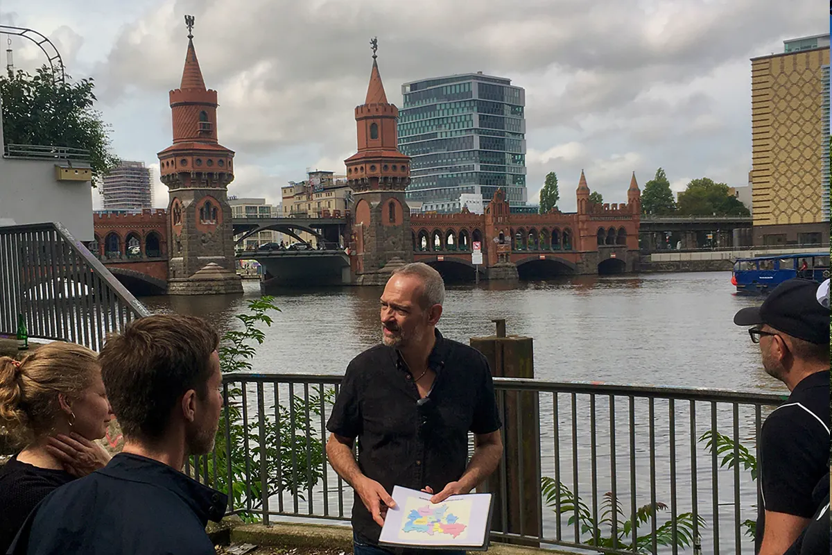 Klaus und eine Gruppe vor der Oberbaumbrücke