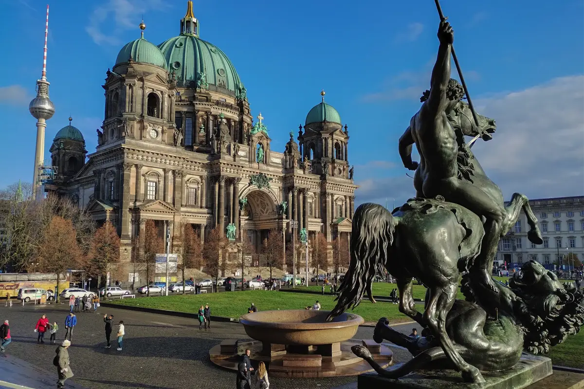 View across the Lustgarten