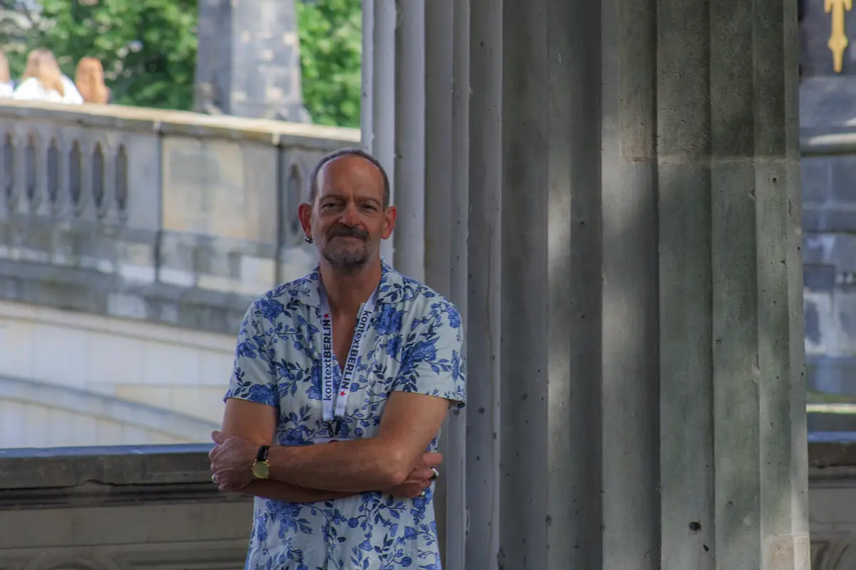 Portrait of city guide Klaus in front of the Altes Museum