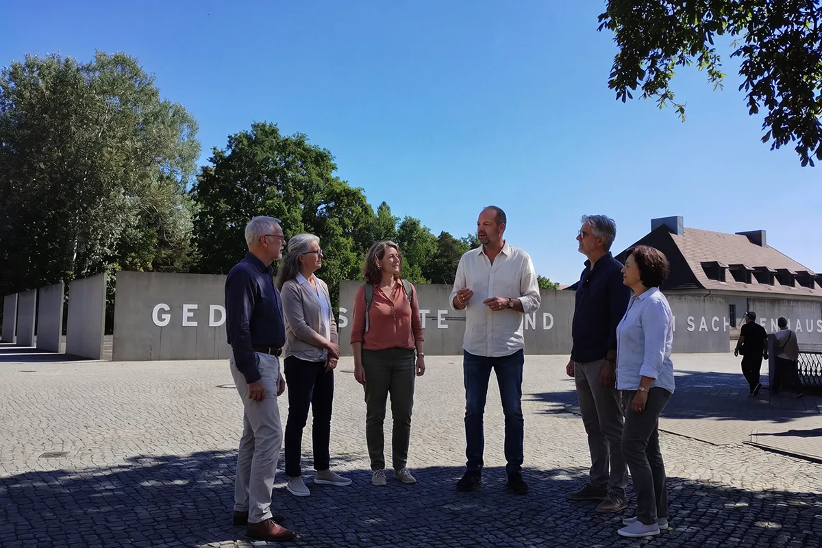 Klaus with a group in front of the entrance area at the Museum and Memorial Site Sachsenhausen