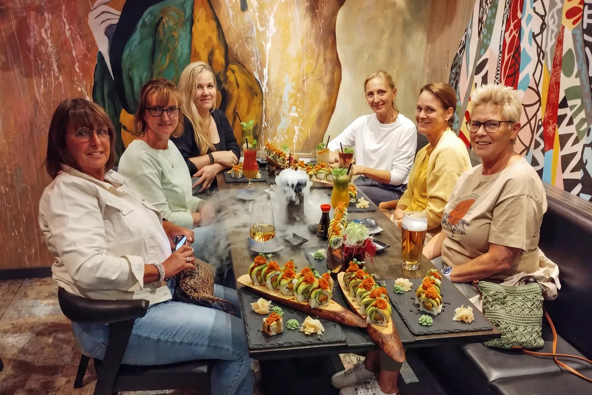 Guests of the Gastro Tour with Japanese vegan Sushi just served, Schlesische Straße, Kreuzberg