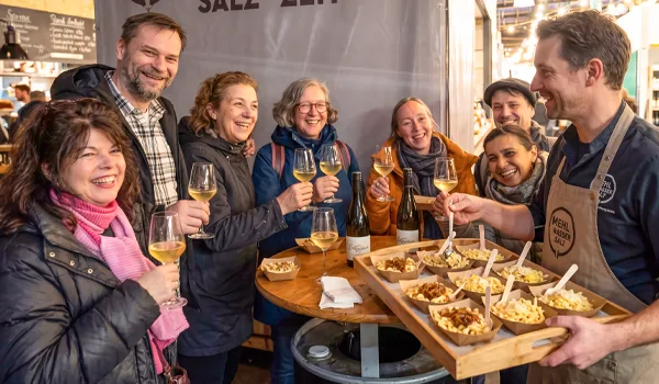 Gäste der Wrangelkiez Gastro Tour in der Markthalle 9